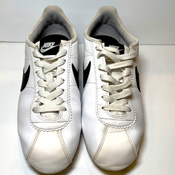 Nike White and Black Athletic Shoes - Picture 2 of 7